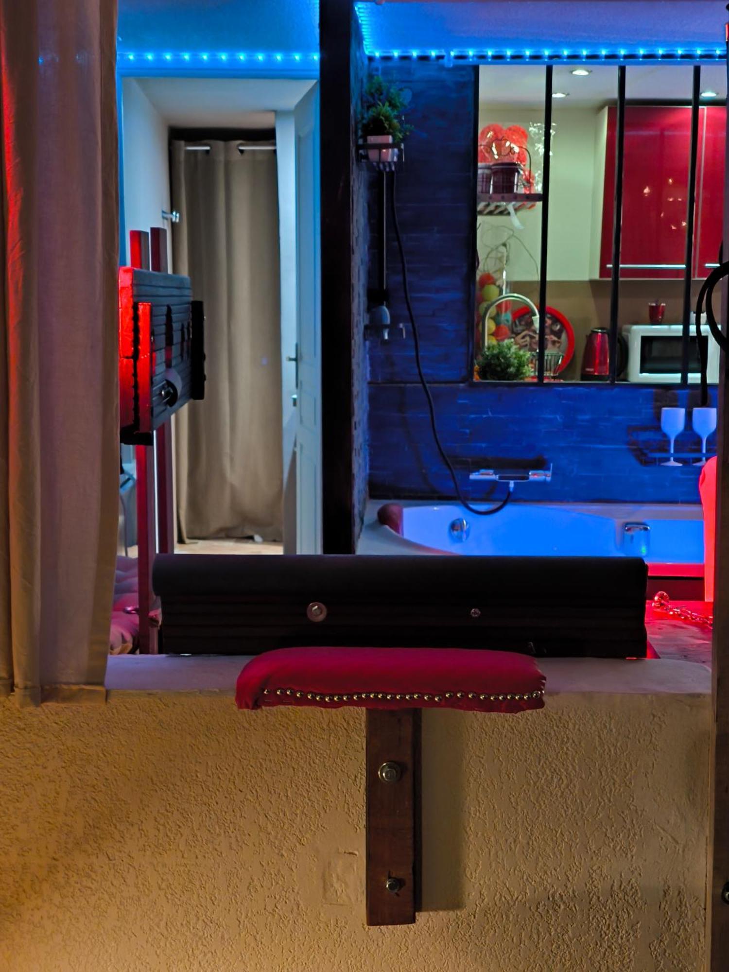 Love-Room Discret 40 M2 Bormes Les Mimosas Village Avec Terrasse Exterior foto